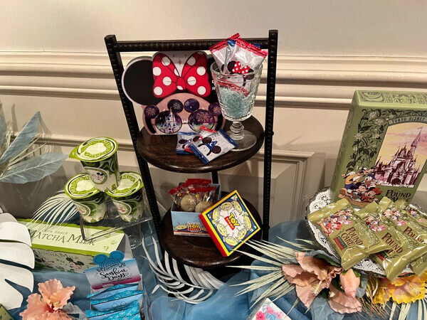 【ディズニーランド】行ったらコレ買って！話題の“カラフルアイテム”やお菓子をご紹介