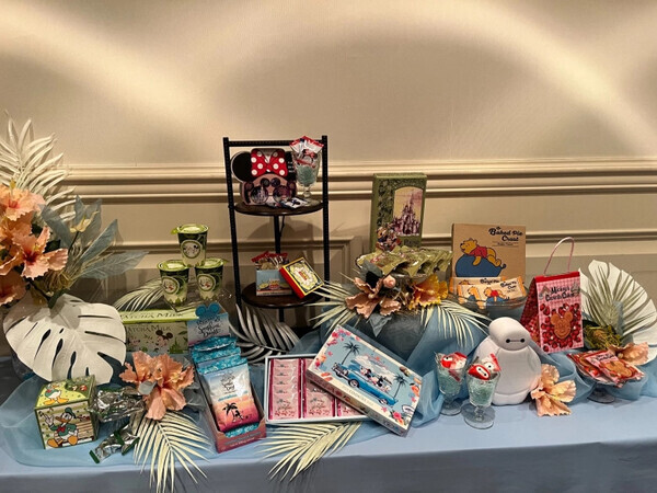 【ディズニーランド】行ったらコレ買って！話題の“カラフルアイテム”やお菓子をご紹介