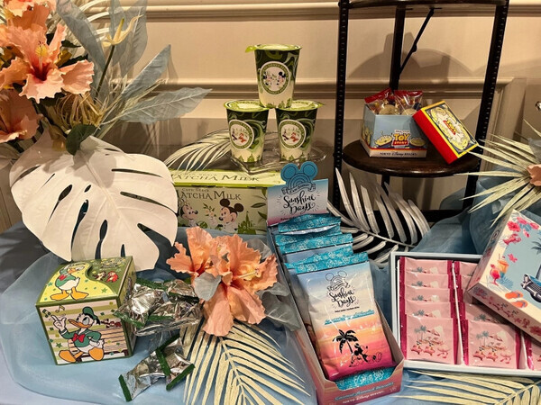 【ディズニーランド】行ったらコレ買って！話題の“カラフルアイテム”やお菓子をご紹介