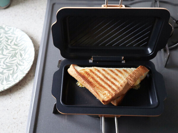 「これひとつで大活躍！」タイパもいいコンパクトなホットサンドフライパンの使い方は無限大！？【大人の家庭科⑥】