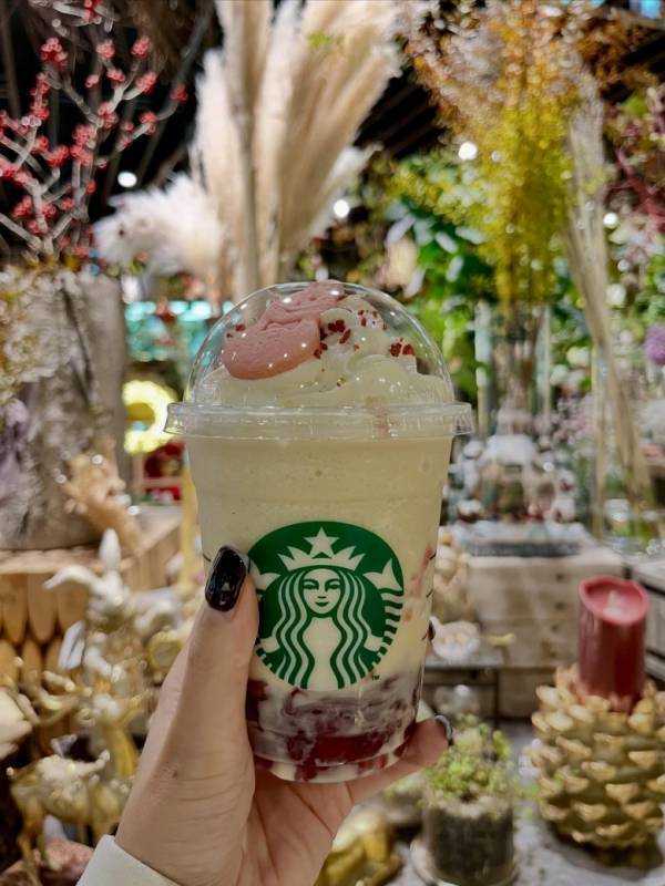 「もう飲んだ？」【スターバックス】気になる新作ドリンクは華やかなティー×ストロベリー