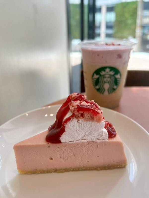 「もう飲んだ？」【スターバックス】気になる新作ドリンクは華やかなティー×ストロベリー