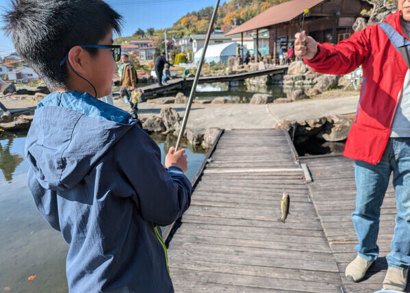 「おいしさがつまってます！」行楽の秋を長野・小諸市で楽しむ！【リンゴ狩り】と【ニジマス釣り】