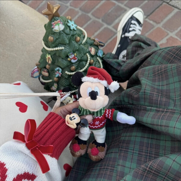 「今年初のポップなパレードに大注目！」ディズニーランドでかわいすぎるクリスマスを楽しんじゃおう♡