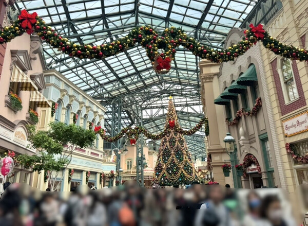 「今年初のポップなパレードに大注目！」ディズニーランドでかわいすぎるクリスマスを楽しんじゃおう♡