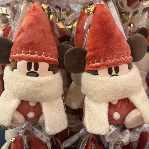 「今年初のポップなパレードに大注目！」ディズニーランドでかわいすぎるクリスマスを楽しんじゃおう♡