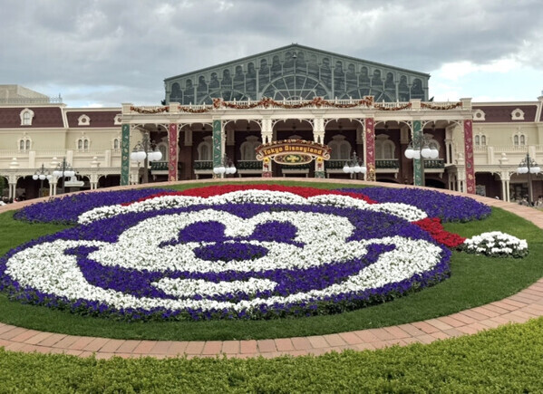 「今年初のポップなパレードに大注目！」ディズニーランドでかわいすぎるクリスマスを楽しんじゃおう♡