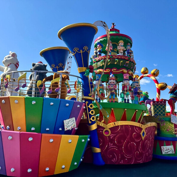 「今年初のポップなパレードに大注目！」ディズニーランドでかわいすぎるクリスマスを楽しんじゃおう♡