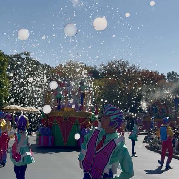 「今年初のポップなパレードに大注目！」ディズニーランドでかわいすぎるクリスマスを楽しんじゃおう♡