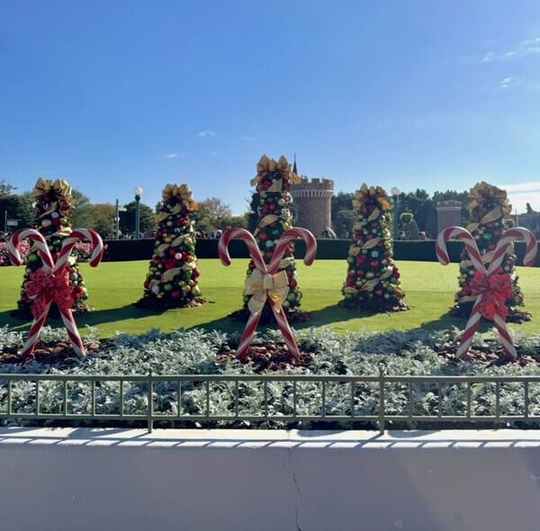 「今年初のポップなパレードに大注目！」ディズニーランドでかわいすぎるクリスマスを楽しんじゃおう♡