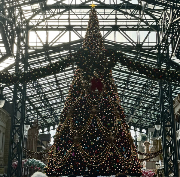 「今年初のポップなパレードに大注目！」ディズニーランドでかわいすぎるクリスマスを楽しんじゃおう♡