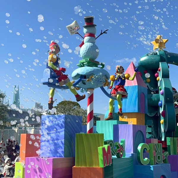 「今年初のポップなパレードに大注目！」ディズニーランドでかわいすぎるクリスマスを楽しんじゃおう♡