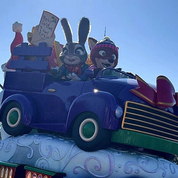 「今年初のポップなパレードに大注目！」ディズニーランドでかわいすぎるクリスマスを楽しんじゃおう♡