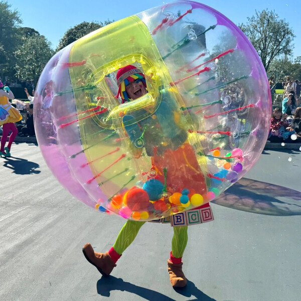 「今年初のポップなパレードに大注目！」ディズニーランドでかわいすぎるクリスマスを楽しんじゃおう♡