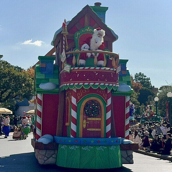 「今年初のポップなパレードに大注目！」ディズニーランドでかわいすぎるクリスマスを楽しんじゃおう♡