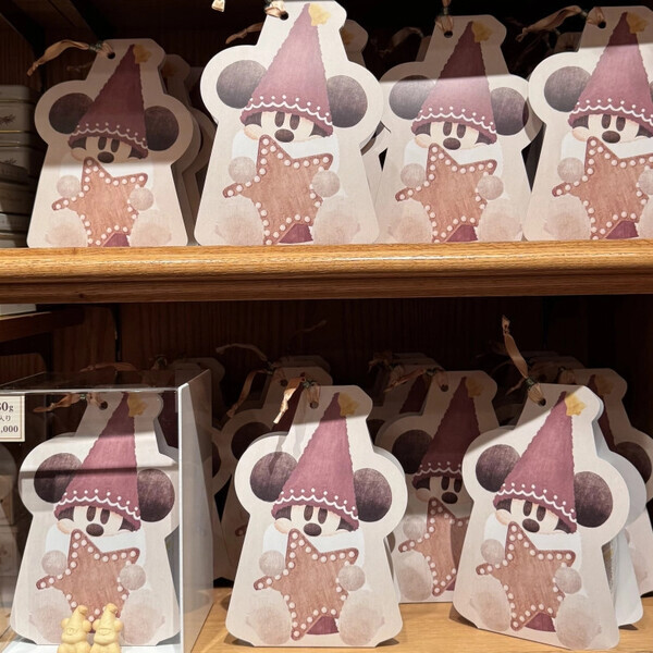 「今年初のポップなパレードに大注目！」ディズニーランドでかわいすぎるクリスマスを楽しんじゃおう♡