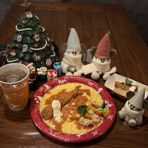 「今年初のポップなパレードに大注目！」ディズニーランドでかわいすぎるクリスマスを楽しんじゃおう♡