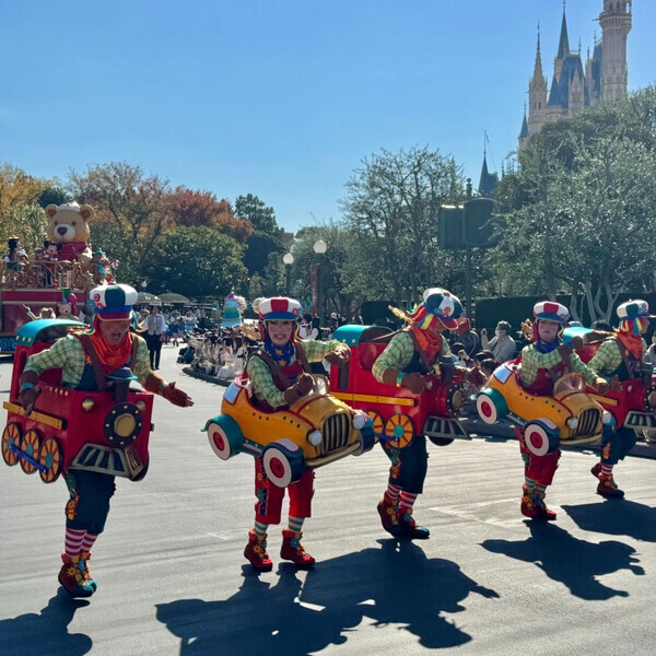 「今年初のポップなパレードに大注目！」ディズニーランドでかわいすぎるクリスマスを楽しんじゃおう♡