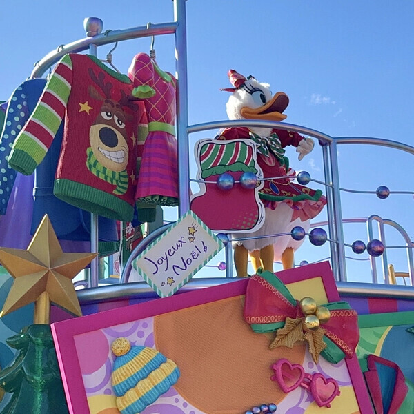「今年初のポップなパレードに大注目！」ディズニーランドでかわいすぎるクリスマスを楽しんじゃおう♡