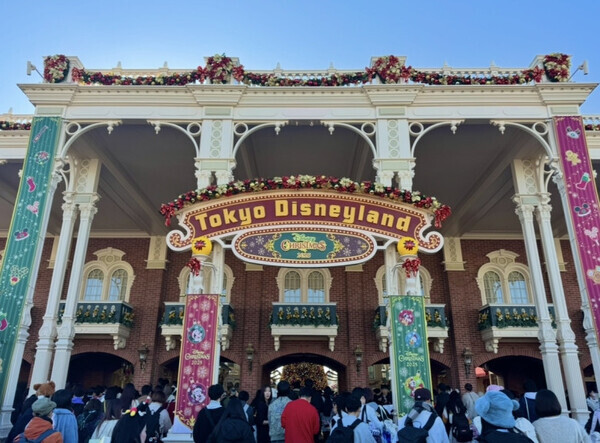 「今年初のポップなパレードに大注目！」ディズニーランドでかわいすぎるクリスマスを楽しんじゃおう♡