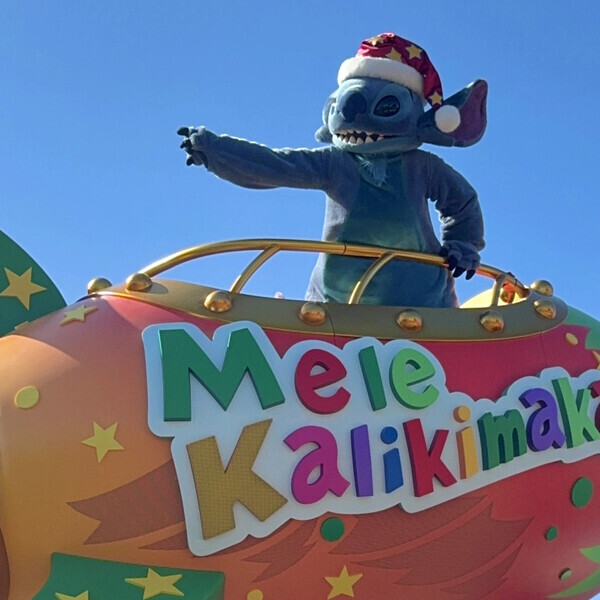 「今年初のポップなパレードに大注目！」ディズニーランドでかわいすぎるクリスマスを楽しんじゃおう♡