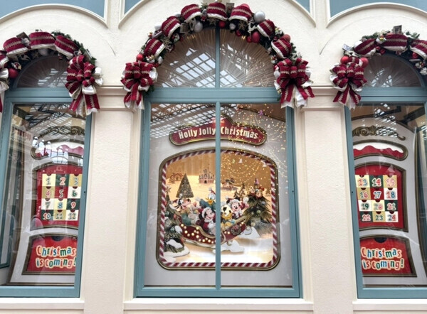 「今年初のポップなパレードに大注目！」ディズニーランドでかわいすぎるクリスマスを楽しんじゃおう♡