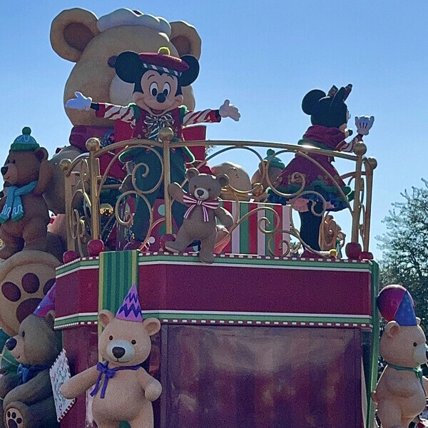 「今年初のポップなパレードに大注目！」ディズニーランドでかわいすぎるクリスマスを楽しんじゃおう♡