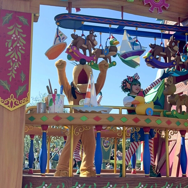 「今年初のポップなパレードに大注目！」ディズニーランドでかわいすぎるクリスマスを楽しんじゃおう♡