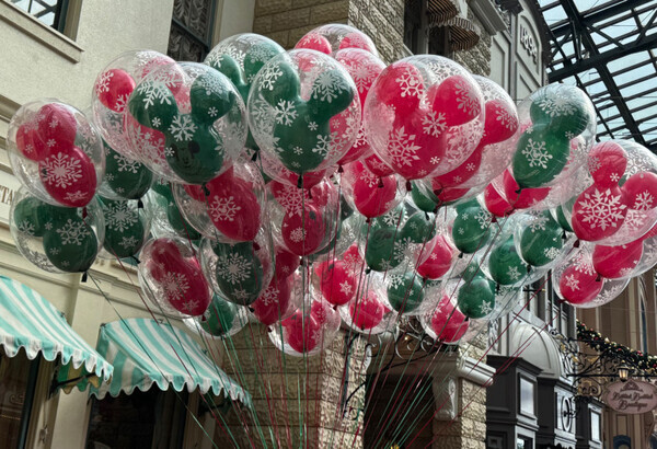 「今年初のポップなパレードに大注目！」ディズニーランドでかわいすぎるクリスマスを楽しんじゃおう♡