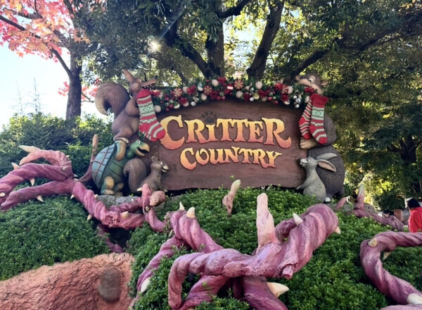 「今年初のポップなパレードに大注目！」ディズニーランドでかわいすぎるクリスマスを楽しんじゃおう♡