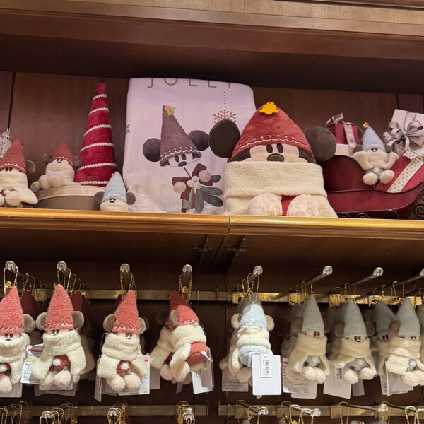 「今年初のポップなパレードに大注目！」ディズニーランドでかわいすぎるクリスマスを楽しんじゃおう♡