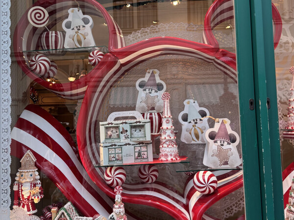 「今年初のポップなパレードに大注目！」ディズニーランドでかわいすぎるクリスマスを楽しんじゃおう♡