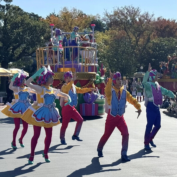 「今年初のポップなパレードに大注目！」ディズニーランドでかわいすぎるクリスマスを楽しんじゃおう♡