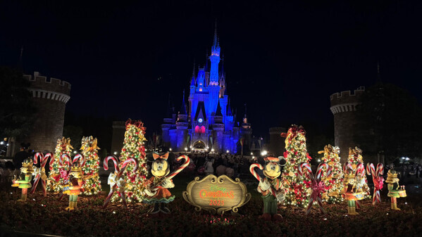 「今年初のポップなパレードに大注目！」ディズニーランドでかわいすぎるクリスマスを楽しんじゃおう♡