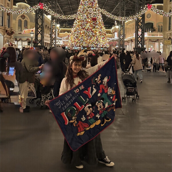 「今年初のポップなパレードに大注目！」ディズニーランドでかわいすぎるクリスマスを楽しんじゃおう♡