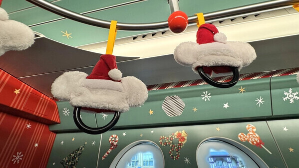 「今年初のポップなパレードに大注目！」ディズニーランドでかわいすぎるクリスマスを楽しんじゃおう♡