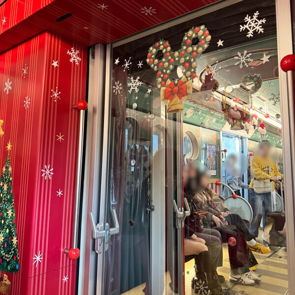 「今年初のポップなパレードに大注目！」ディズニーランドでかわいすぎるクリスマスを楽しんじゃおう♡