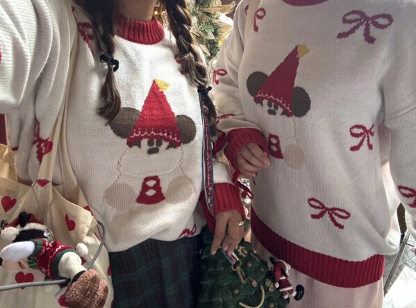 「今年初のポップなパレードに大注目！」ディズニーランドでかわいすぎるクリスマスを楽しんじゃおう♡