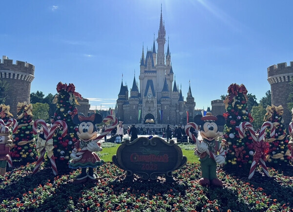 「今年初のポップなパレードに大注目！」ディズニーランドでかわいすぎるクリスマスを楽しんじゃおう♡