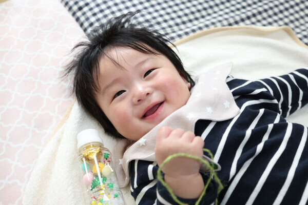 愛情たっぷりのおもちゃにニコニコ♪癒しのベビースマイル♡