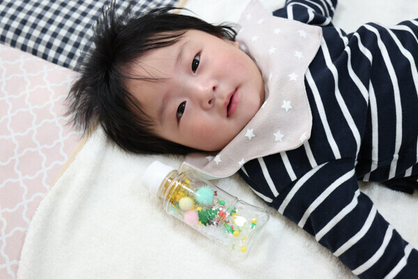 愛情たっぷりのおもちゃにニコニコ♪癒しのベビースマイル♡
