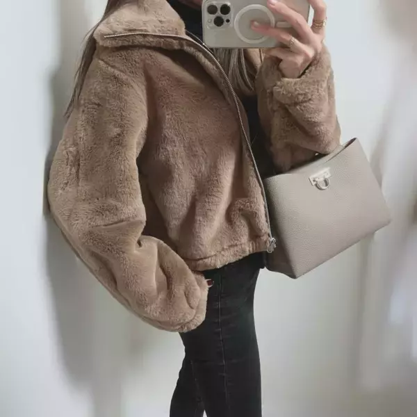 「着るだけでおしゃれ見え！」【GU】フラッフィーブルゾンなら軽くてあったか冬コーデが完成♡