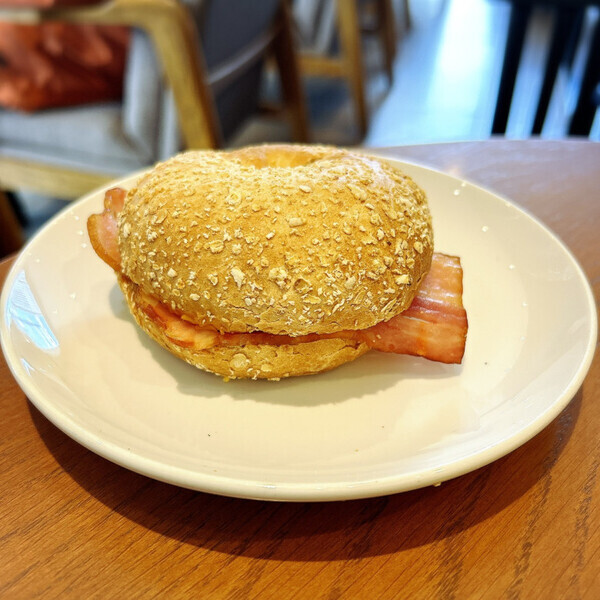 「寒い冬の朝にぴったり♡」【スターバックス】バリスタがいれるふわふわのトリュフスープチーノ＆ベーグルサンドは見逃せない！