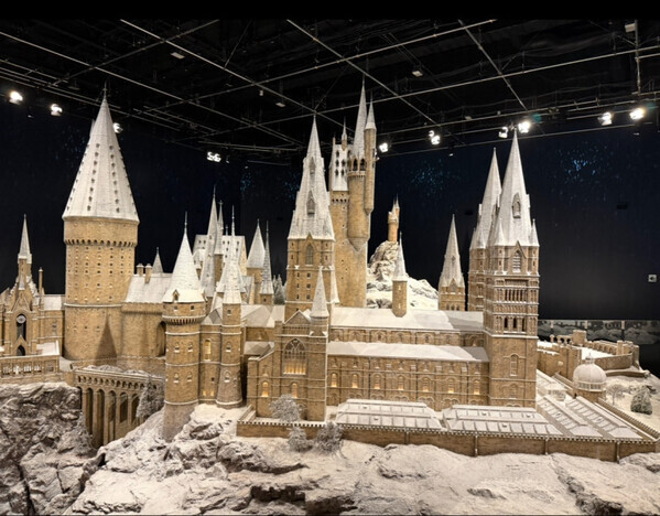 子どもも大人も心奪われる、“ホグワーツのクリスマス”を満喫できるスタジオツアーへ