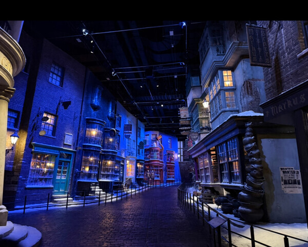 子どもも大人も心奪われる、“ホグワーツのクリスマス”を満喫できるスタジオツアーへ