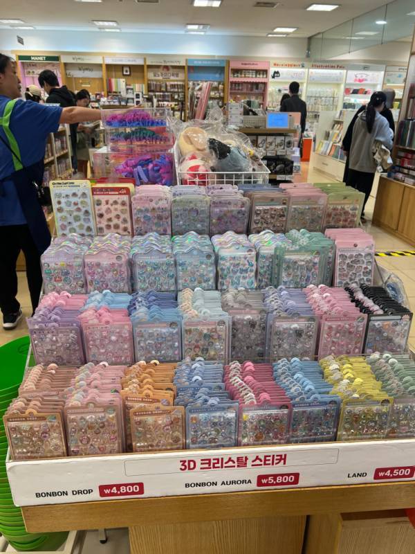 【韓国トレンド】「韓国でシールを買うならココ！」サンリオ・しんちゃんなど！キャラシールがゲットできるショップ３選