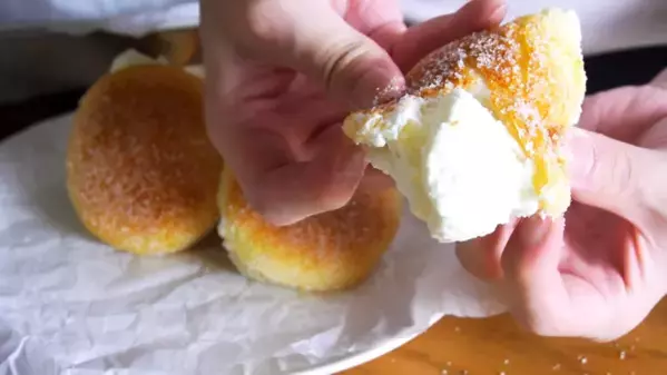 揚げないでできる超簡単クリームドーナツレシピ！最高においしいのに手間も洗い物も最小限♡