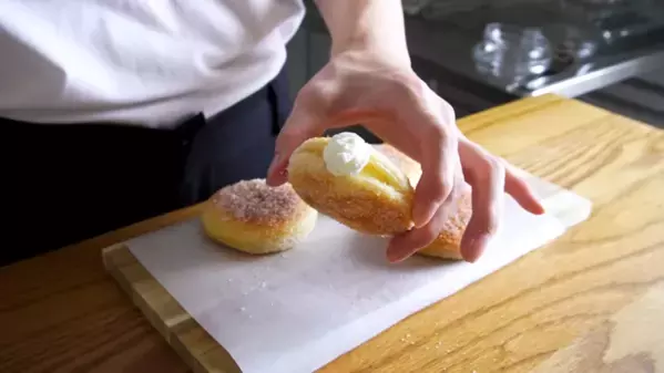 揚げないでできる超簡単クリームドーナツレシピ！最高においしいのに手間も洗い物も最小限♡