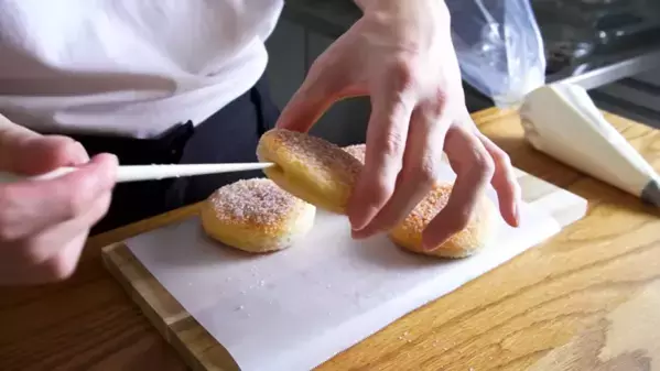 揚げないでできる超簡単クリームドーナツレシピ！最高においしいのに手間も洗い物も最小限♡