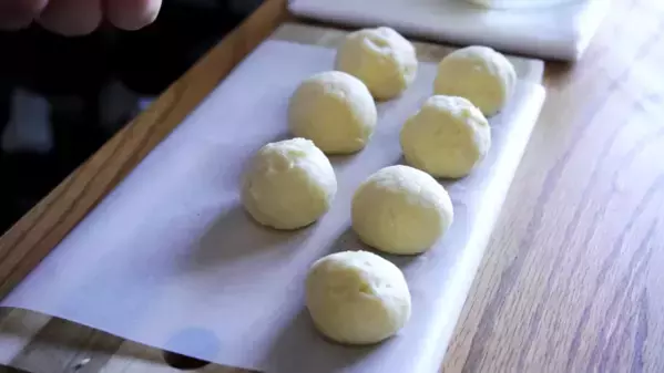 「余ったお餅も秒でなくなる！」絶品リメイクレシピ♡材料2つで簡単にできるサクもちドーナツの作り方